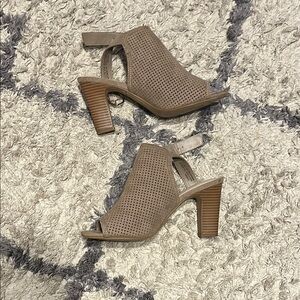 Kelly & Katie Tan Heels